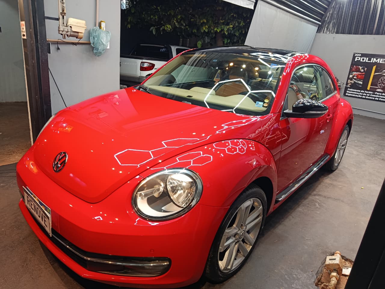 Volkswagen Fusca vermelho após polimento comercial